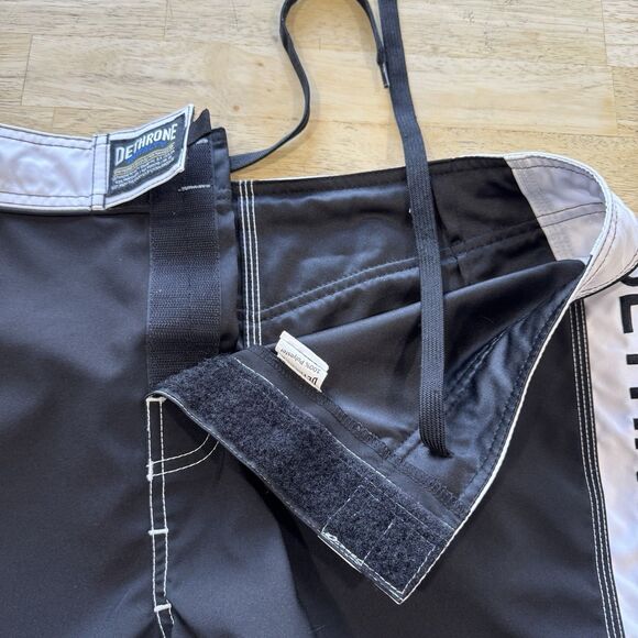 Dethrone Royalty Mixed Martial Arts Shorts Black & White Size 34 2.5” Inseam EUC - Picture 8 of 12